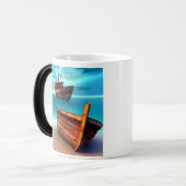 Verlaten boten op een verlaten strand magische mok (Voorkant links)