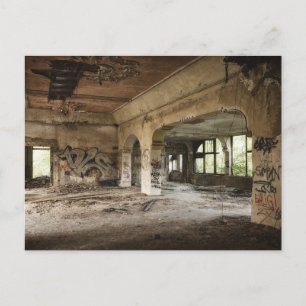 Verlaten Gebouw links naar het Briefkaart van het