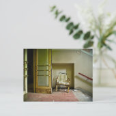 Verlaten Gebouw met Lege Stoel Briefkaart (Staand voorkant)