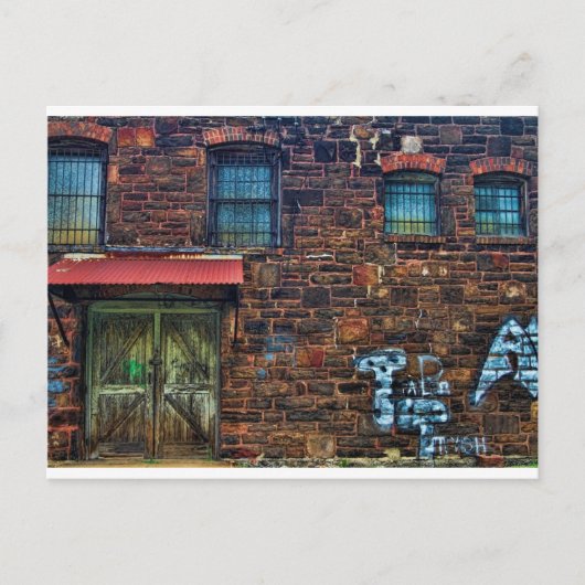Verlaten Graffiti Brick Building Barred Windows Briefkaart (Voorkant)