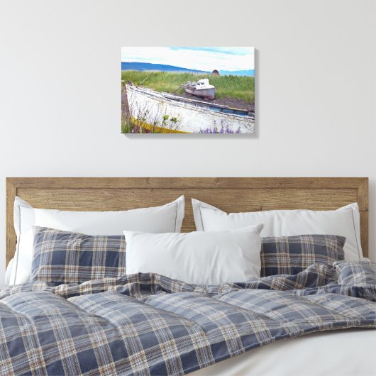 verlaten houten vissersboten in Alaska Canvas Afdruk (Insitu (Slaapkamer))