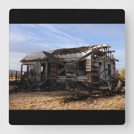 Verlaten huis in Kelso Californië Vierkante Klok (Voorkant)