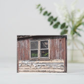 verlaten huis met bloemen op raam briefkaart (Staand voorkant)