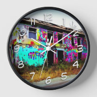 Verlaten huis met kleurrijke graffiti
