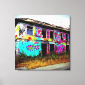 Verlaten huis met kleurrijke graffiti canvas afdruk (Voorkant)