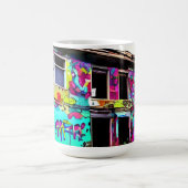 Verlaten huis met kleurrijke graffiti koffiemok (Center)