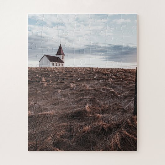 Verlaten Kerk in een Gebied met Omheining Legpuzzel (Verticaal)