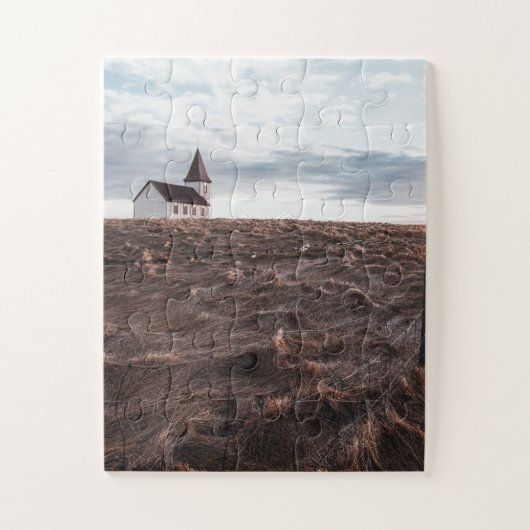 Verlaten Kerk in een Gebied met Omheining Legpuzzel (Verticaal)