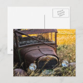 Verlaten oude auto in groot gras briefkaart (Voorkant / Achterkant)
