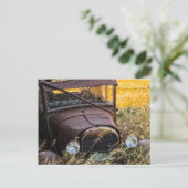 Verlaten oude auto in groot gras briefkaart (Staand voorkant)