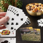 Verlaten oude auto in groot gras pokerkaarten (Insitu)