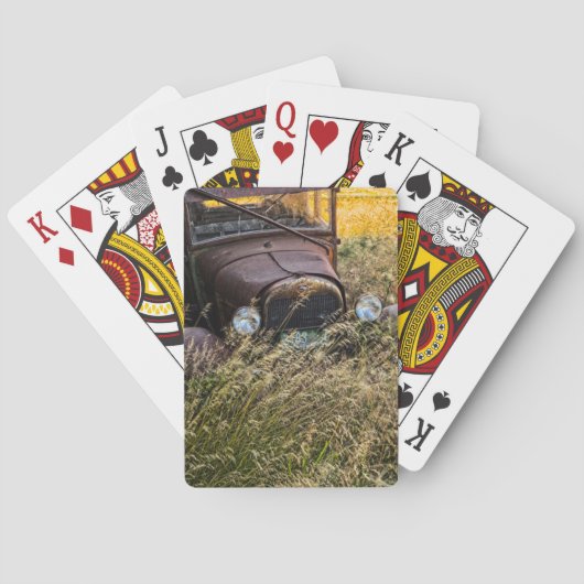 Verlaten oude auto in groot gras pokerkaarten (Achterkant)