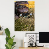 Verlaten oude auto in hoog gras poster (Thuiskantoor)