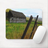 Verlaten oude Barn op het platteland met hek Muismat (Met muis)