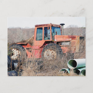 Verlaten Oude Grote Rode Tractor die weg roesten Briefkaart