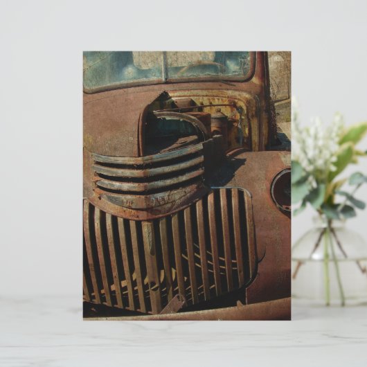 Verlaten oude vrachtwagen (Staand voorkant)