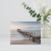 Verlaten pier bij zee briefkaart (Staand voorkant)