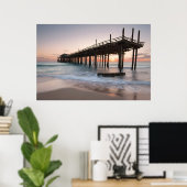 Verlaten pier bij zee poster (Thuiskantoor)