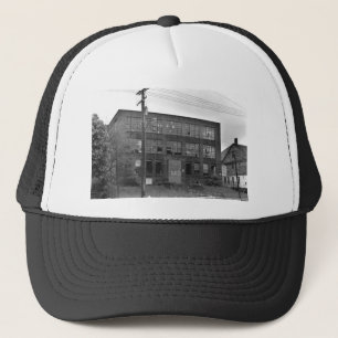 Verlaten productiefabriek trucker pet