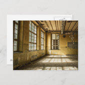 Verlaten ruimte met grote Windows Post-kaart Briefkaart (Voorkant / Achterkant)