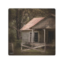 Verlaten rustieke landhuis in het land