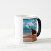 Verlaten Rusty Boats rustend op een verlaten stran Magische Mok (Voorkant rechts)