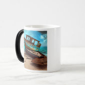 Verlaten Rusty Boats rustend op een verlaten stran Magische Mok (Voorkant links)