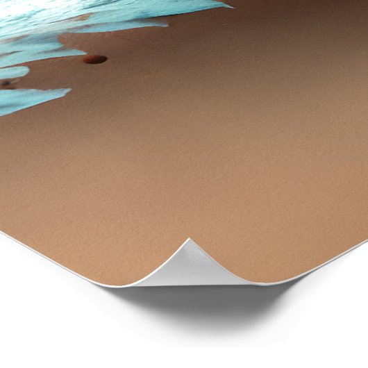 Verlaten schip op een zandstrand poster (Hoek)