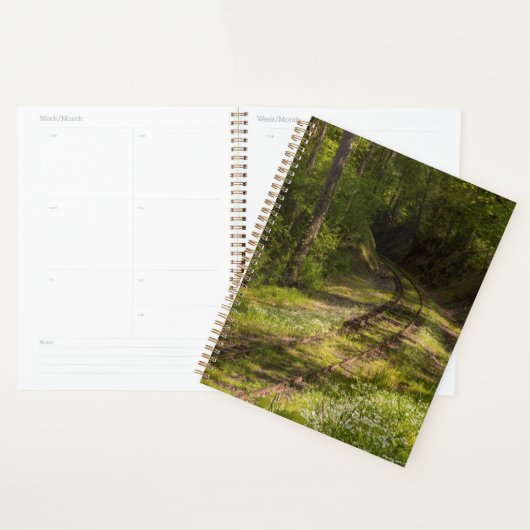 Verlaten spoorlijn in een bos planner (Display)