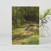 Verlaten spoorweg in een bos bedankkaart (Staand voorkant)