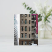 Verlaten stadsgebouwen met graffiti briefkaart (Staand voorkant)