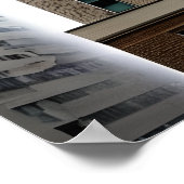 Verlaten stadsgebouwen met graffiti poster (Hoek)