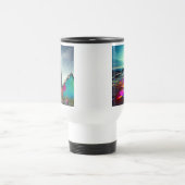 Verlaten strand kleurrijke wrakstukken reisbeker (Center)