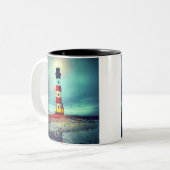 Verlaten strand vervallen verlichte vuurtoren tweekleurige koffiemok (Voorkant links)
