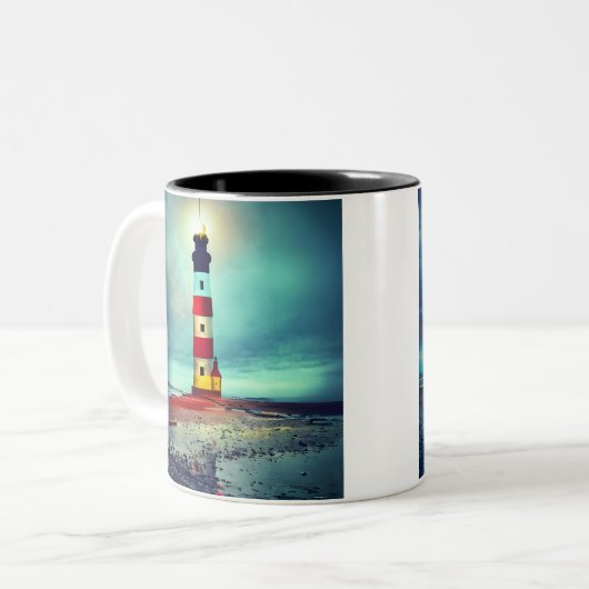 Verlaten strand vervallen verlichte vuurtoren tweekleurige koffiemok (Voorkant links)