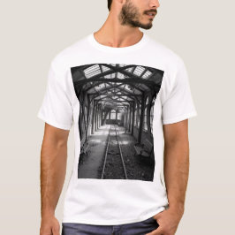 Verlaten treinstation – houtskoolkunst in zwart en t-shirt