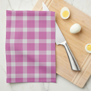 Verlegen roze en witte geruite gingham theedoek