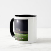 Verlicht Amerikaans football 's nachts Mok (Voorkant links)