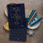 Verlicht een pad naar vrede Folie Chanoeka Kaart<br><div class="desc">Elegante folie typografie luidt: "Moge de vlammen die we ontsteken,  een weg naar vrede verlichten" op deze moderne Chanoeka-kaart. Een patroon van Chanoeka menora siert de achterkant,  maar kan ook een foto met maatwerk bevatten</div>