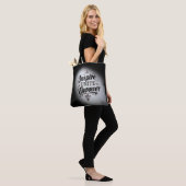 Verlicht & Empower – Traditioneel Tote Bag (Op model)