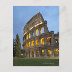 Verlicht gedeelte van het Colosseum bij de schemer Briefkaart