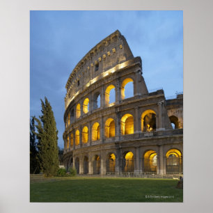 Verlicht gedeelte van het Colosseum bij de schemer Poster