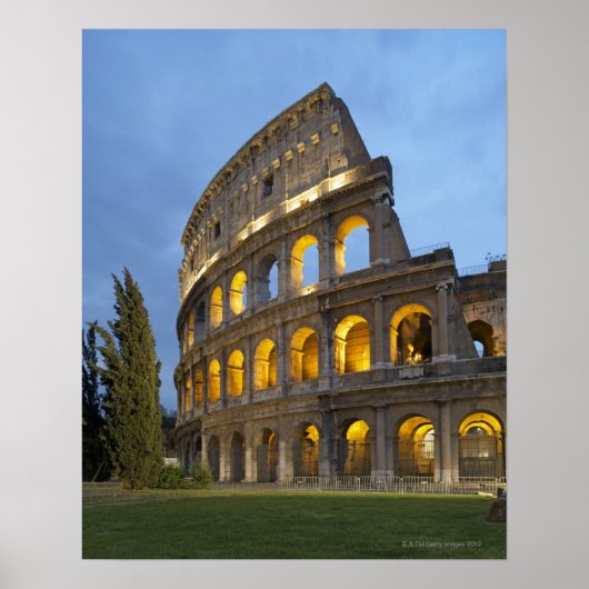 Verlicht gedeelte van het Colosseum bij de schemer Poster (Voorkant)