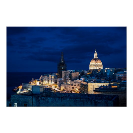 Verlicht in de nacht van Valletta in de stad en ha Perfect Poster (Voorkant)