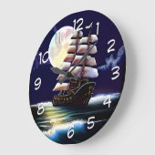 Verlicht schip op de oceaan onder de maan grote klok (Hoek)