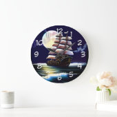 Verlicht schip op de oceaan onder de maan grote klok (Huis)
