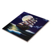 Verlicht schip op de oceaan onder de maan tegeltje (Zijkant)