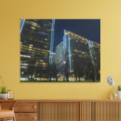 Verlicht stadsbeeld bij nacht canvas afdruk (Insitu (Woonkamer))