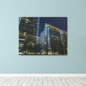 Verlicht stadsbeeld bij nacht canvas afdruk (Insitu (Houten vloer))