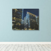 Verlicht stadsbeeld bij nacht canvas afdruk (Insitu (Houten vloer))